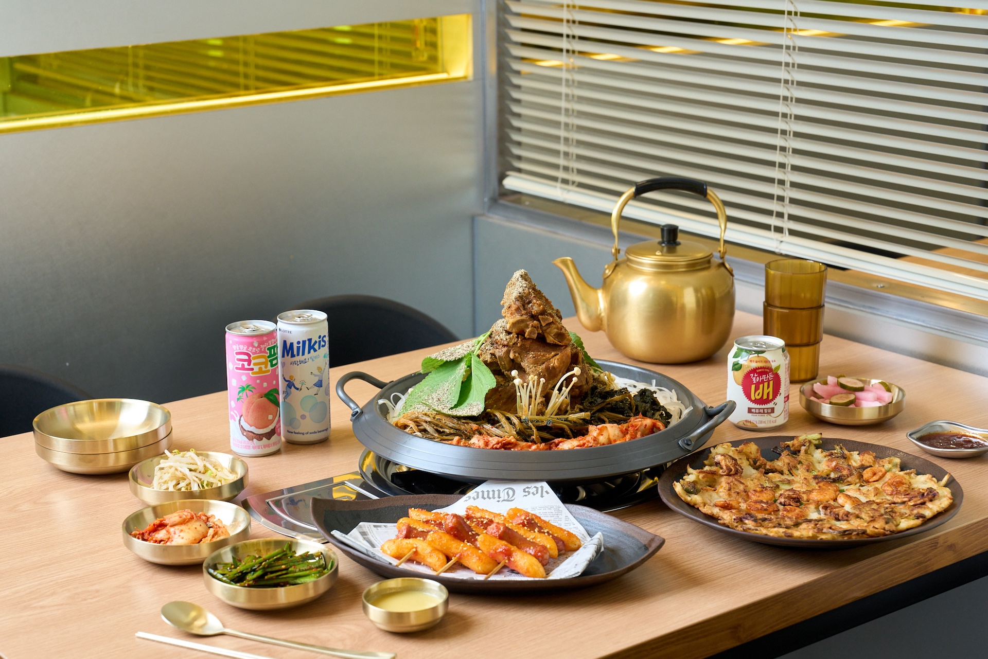 Uncle-K馬鈴薯排骨火鍋正式插旗台中公益路！圖為店內主打經典韓式馬鈴薯排骨火鍋，搭配酥炸年糕、海鮮煎餅及多樣韓式小菜，重現道地韓國家常料理風味。